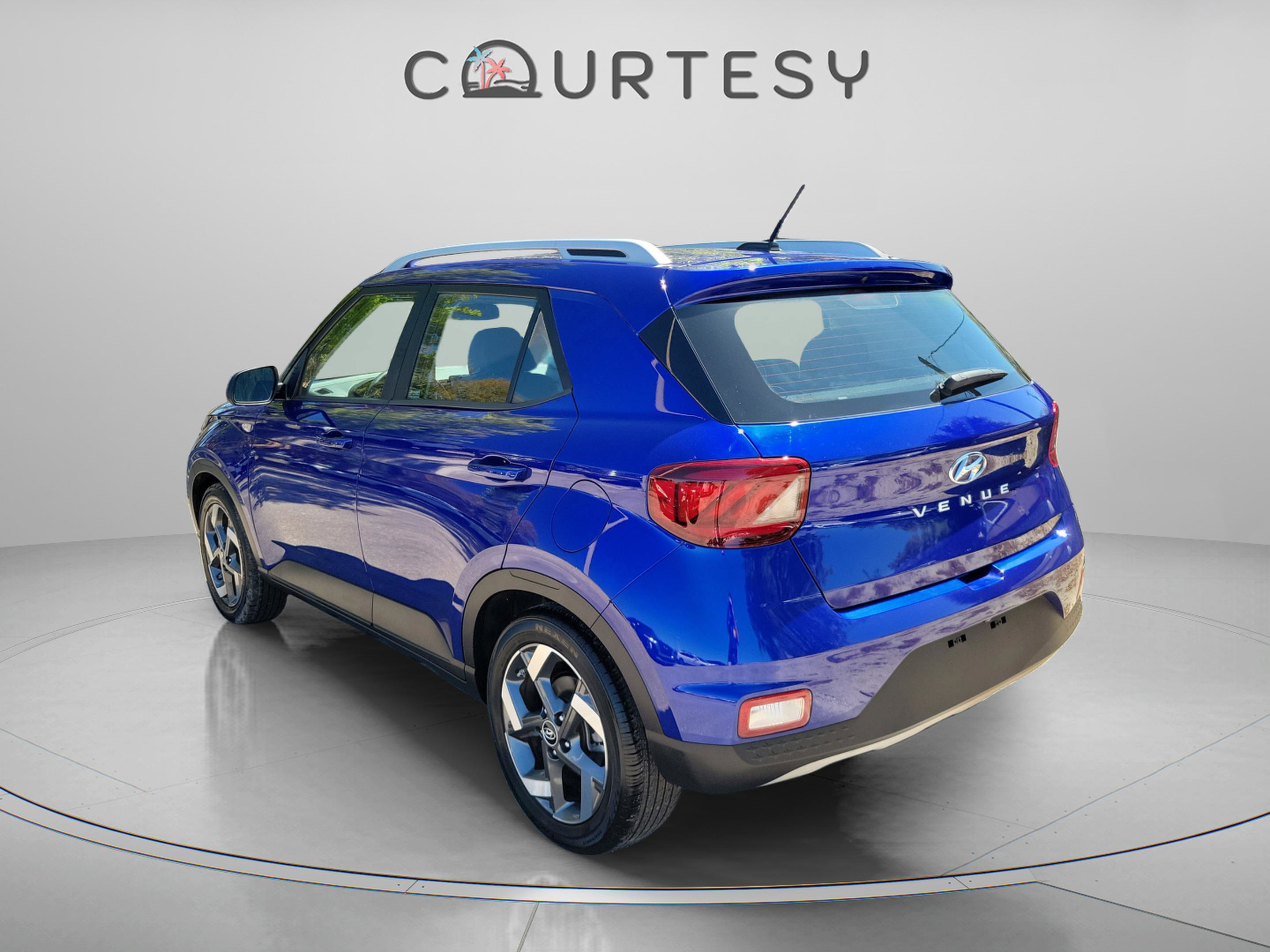 Certified 2023 Hyundai Venue Limited w/ Cargo Package image 2
