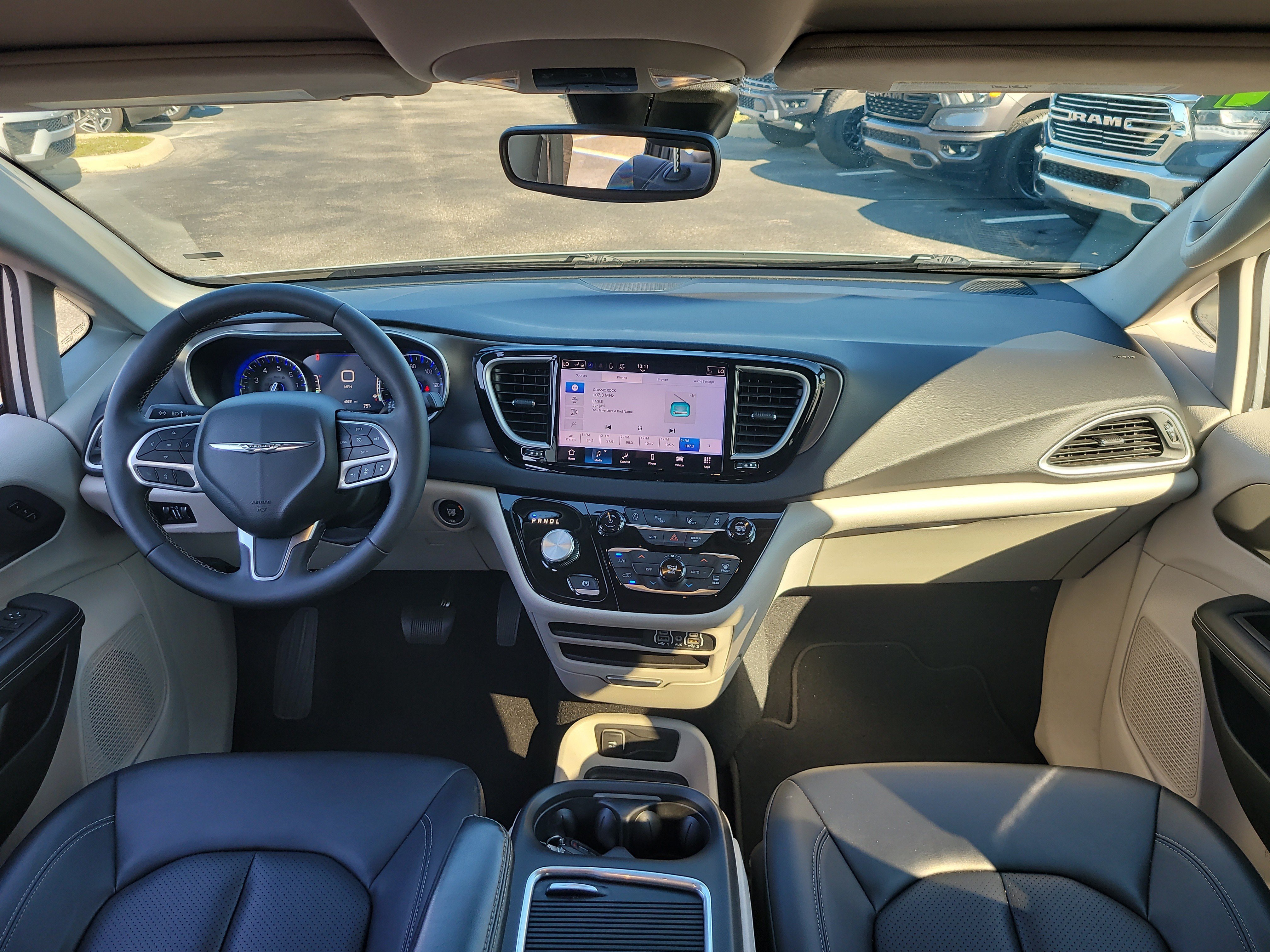 Used 2024 Chrysler Pacifica Touring-L FWD image 13