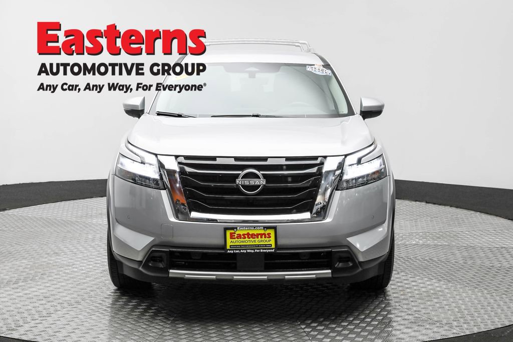 Used 2023 Nissan Pathfinder SL image 2