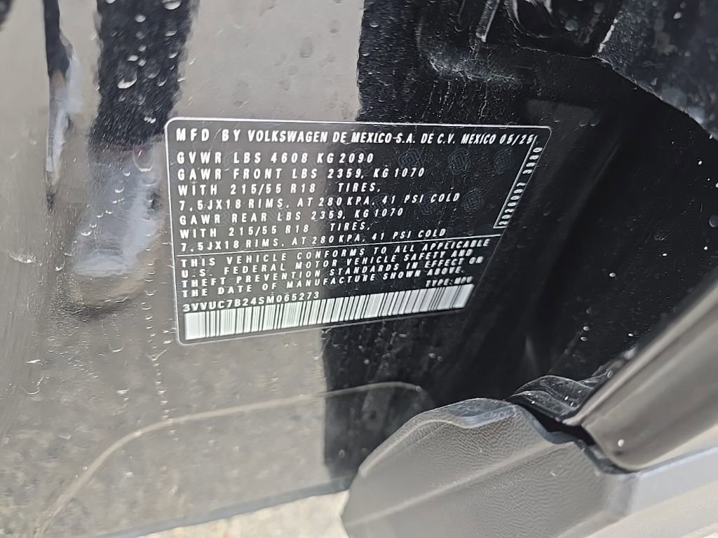 Used 2025 Volkswagen Taos SE image 9