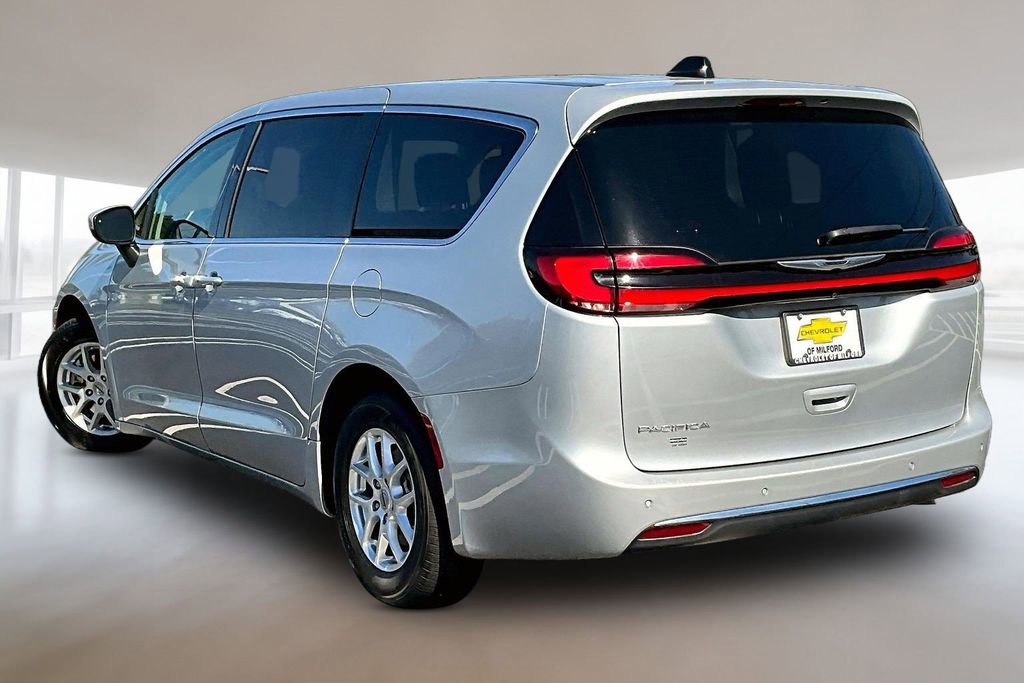 Used 2023 Chrysler Pacifica Touring-L image 4