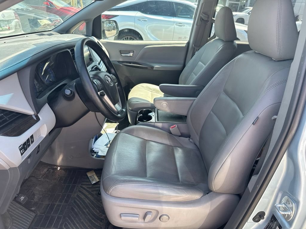 Used 2015 Toyota Sienna XLE Premium FWD image 25