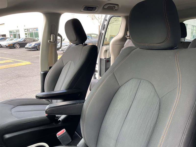 Used 2017 Chrysler Pacifica LX image 61