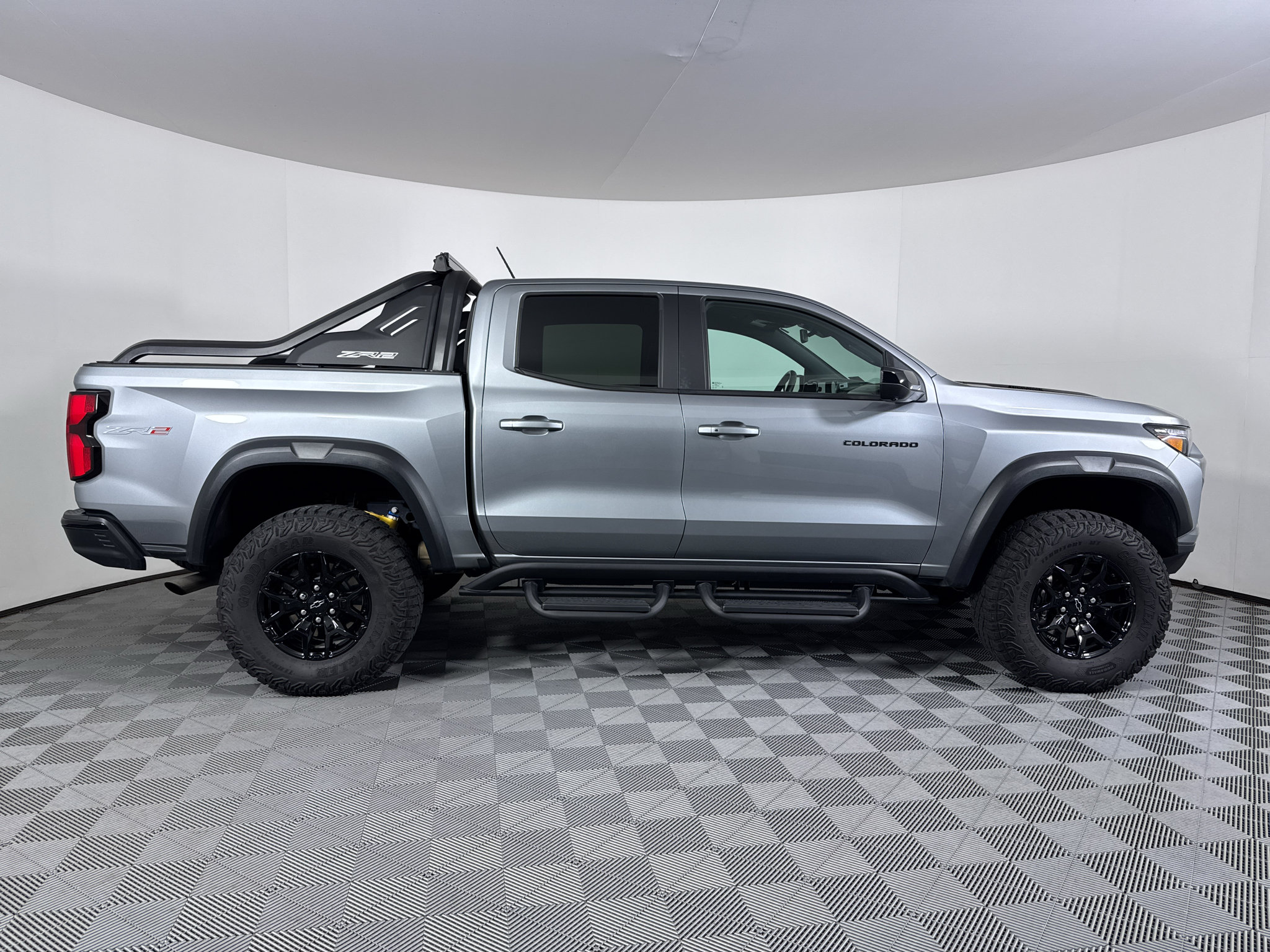 Used 2025 Chevrolet Colorado ZR2 w/ Midnight Edition AWD/4WD image 2