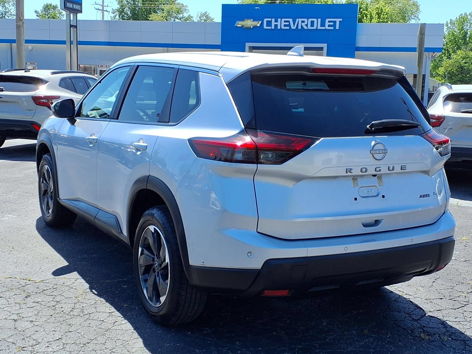 Used 2025 Nissan Rogue SV AWD/4WD image 2