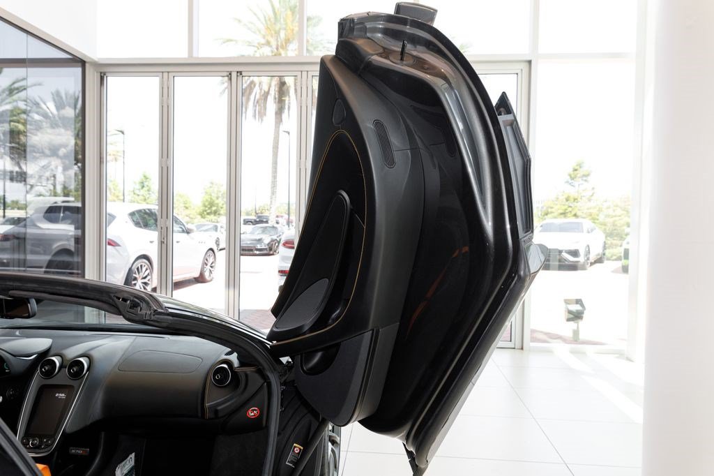 Used 2019 McLaren 570S Spider RWD image 11