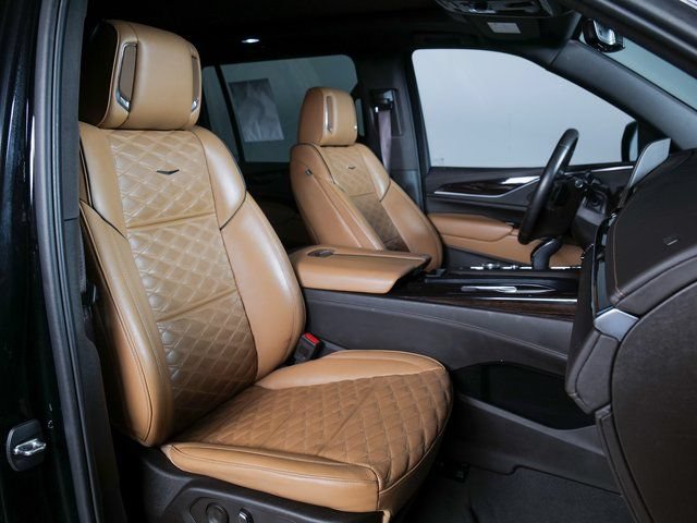 Used 2023 Cadillac Escalade ESV Sport AWD/4WD image 3