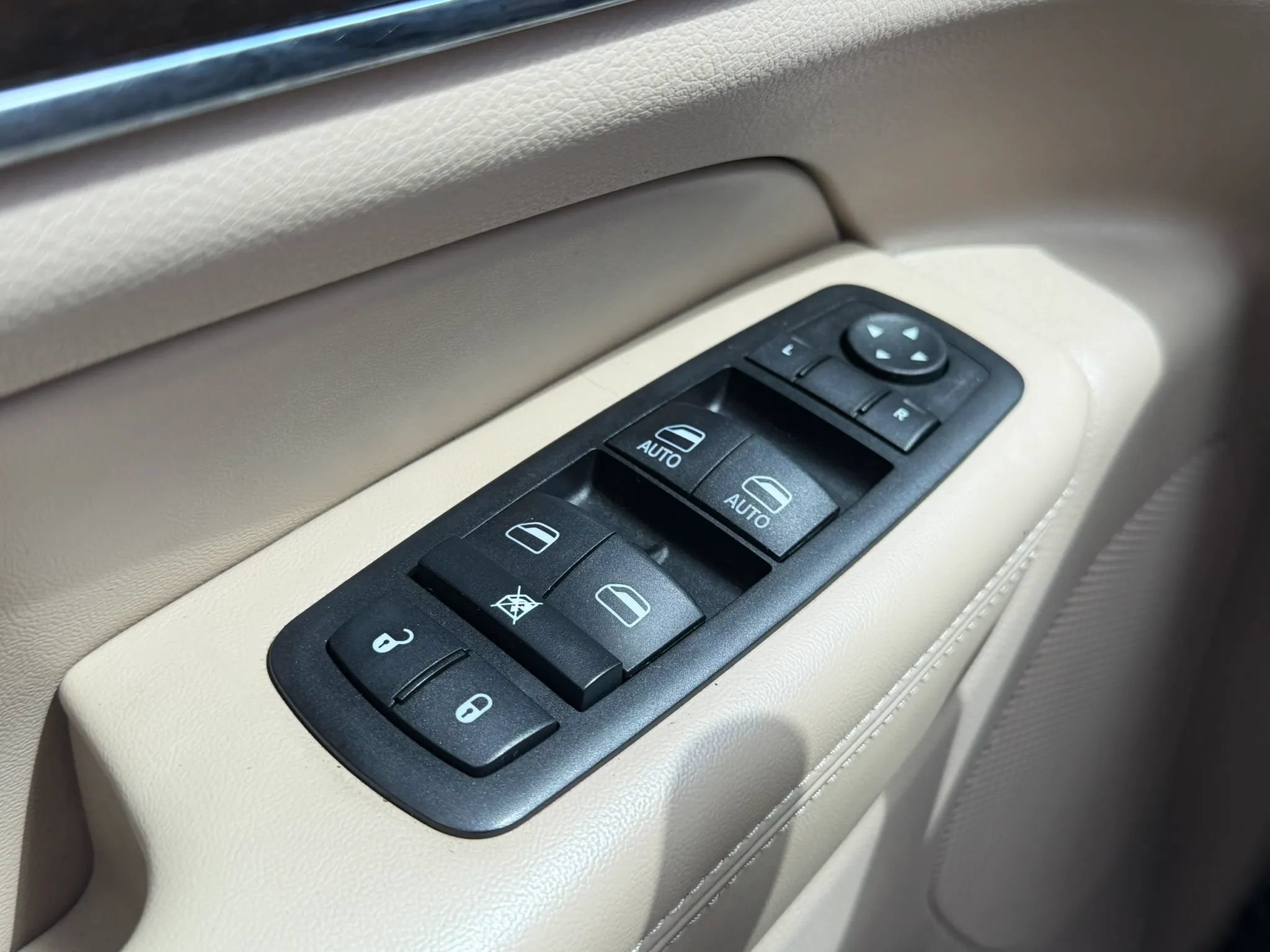 Used 2014 Jeep Grand Cherokee Limited w/ Luxury Group II AWD/4WD image 32