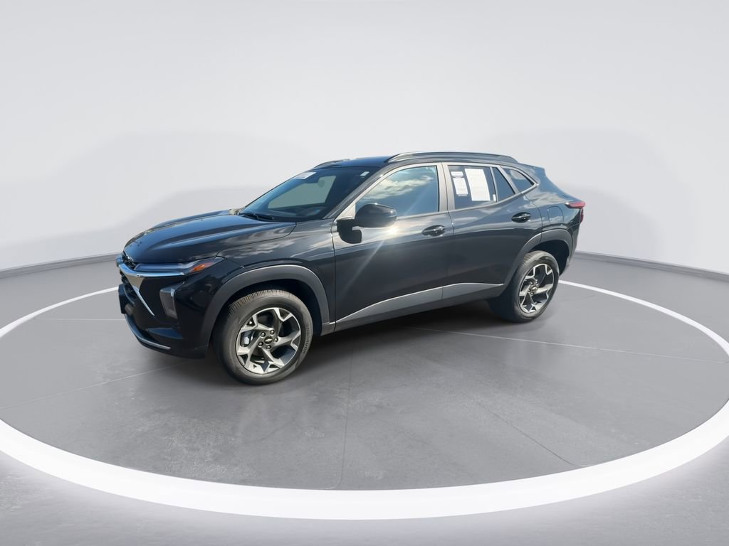 Used 2025 Chevrolet Trax LT w/ LT Convenience Package image 4