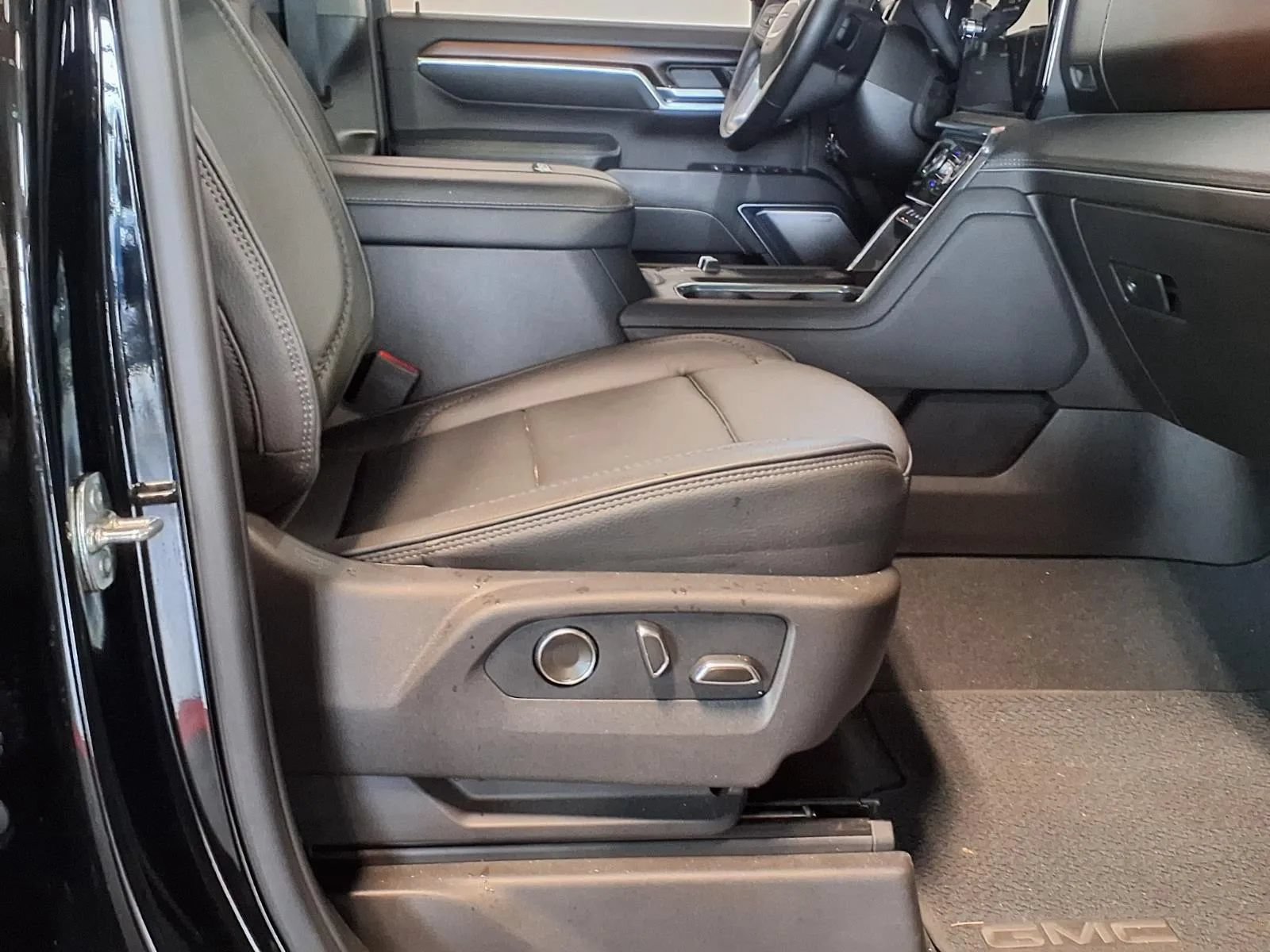 Used 2026 GMC Sierra 2500 Denali w/ Technology Package AWD/4WD image 11