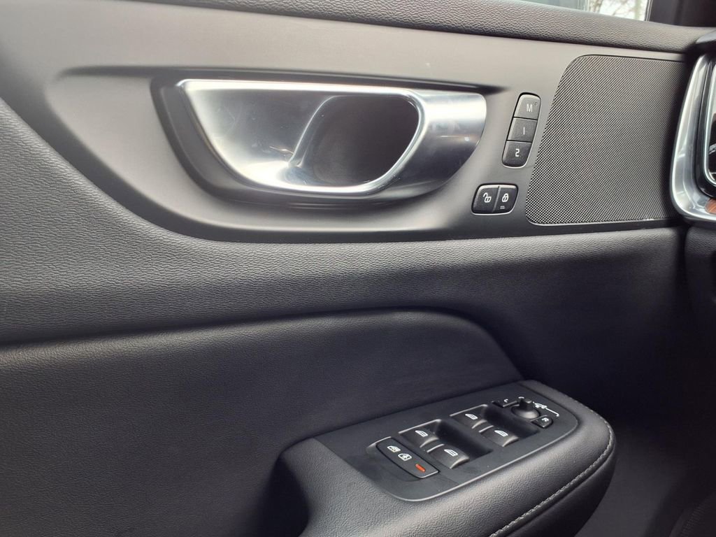 Used 2025 Volvo V60 B5 Cross Country Plus image 18