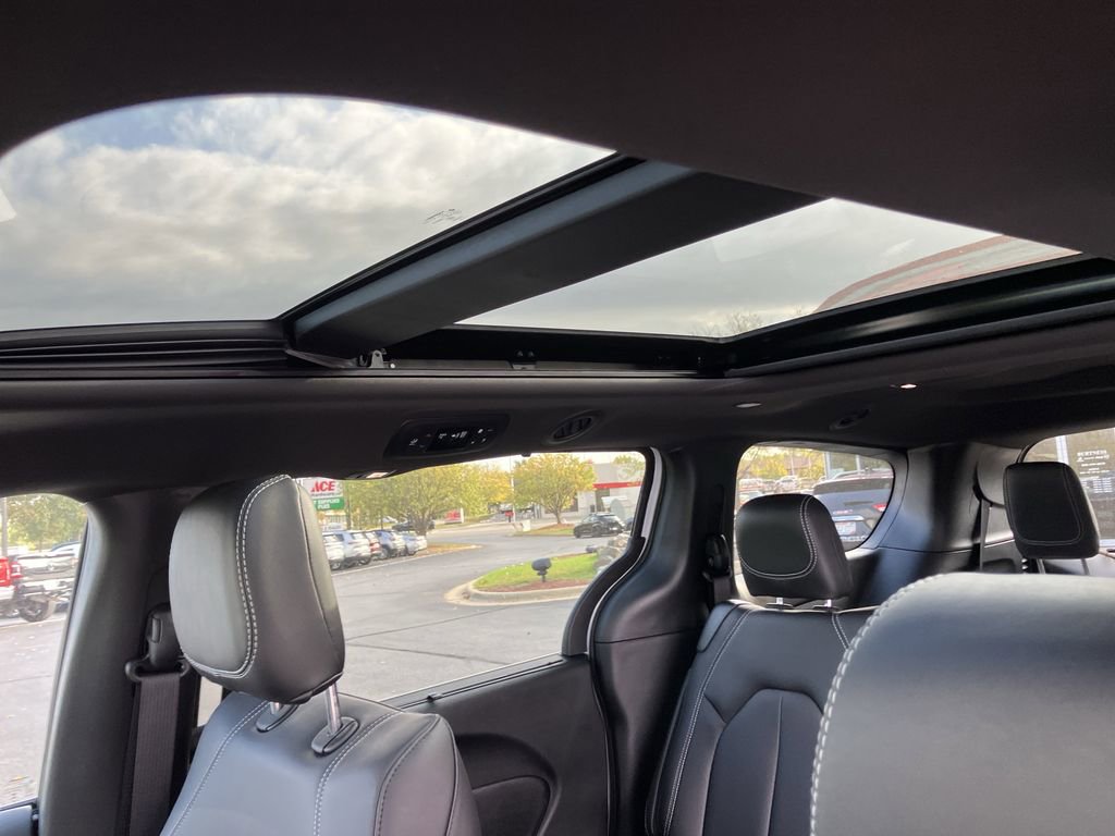 New 2026 Chrysler Pacifica Select image 30