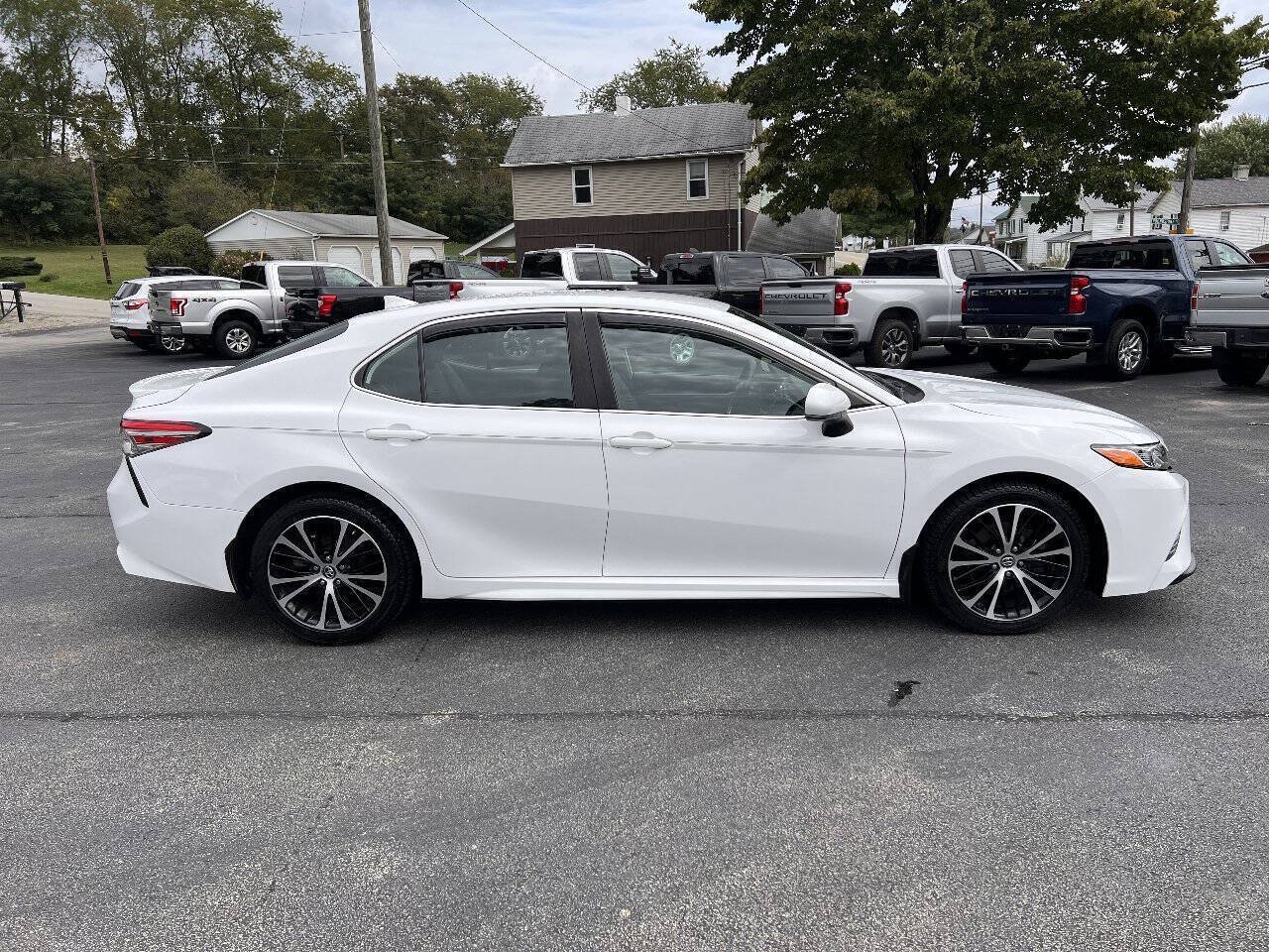 Used 2019 Toyota Camry SE FWD image 4