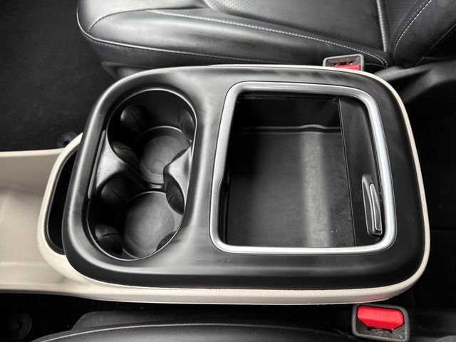 Used 2024 Chrysler Pacifica Touring-L image 25