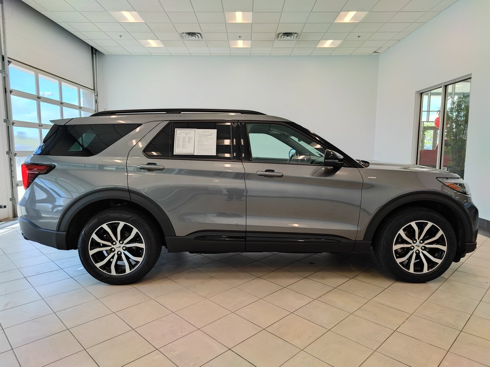 Used 2025 Ford Explorer ST-Line AWD/4WD image 2