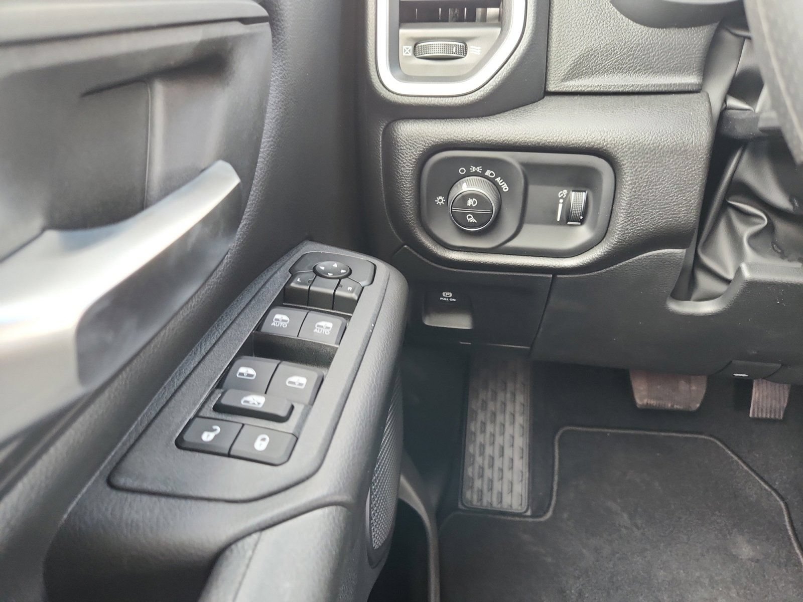 New 2026 RAM 1500 Express AWD/4WD image 18