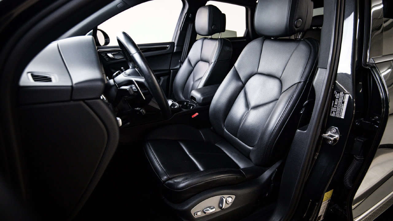 Certified 2023 Porsche Macan AWD/4WD image 5