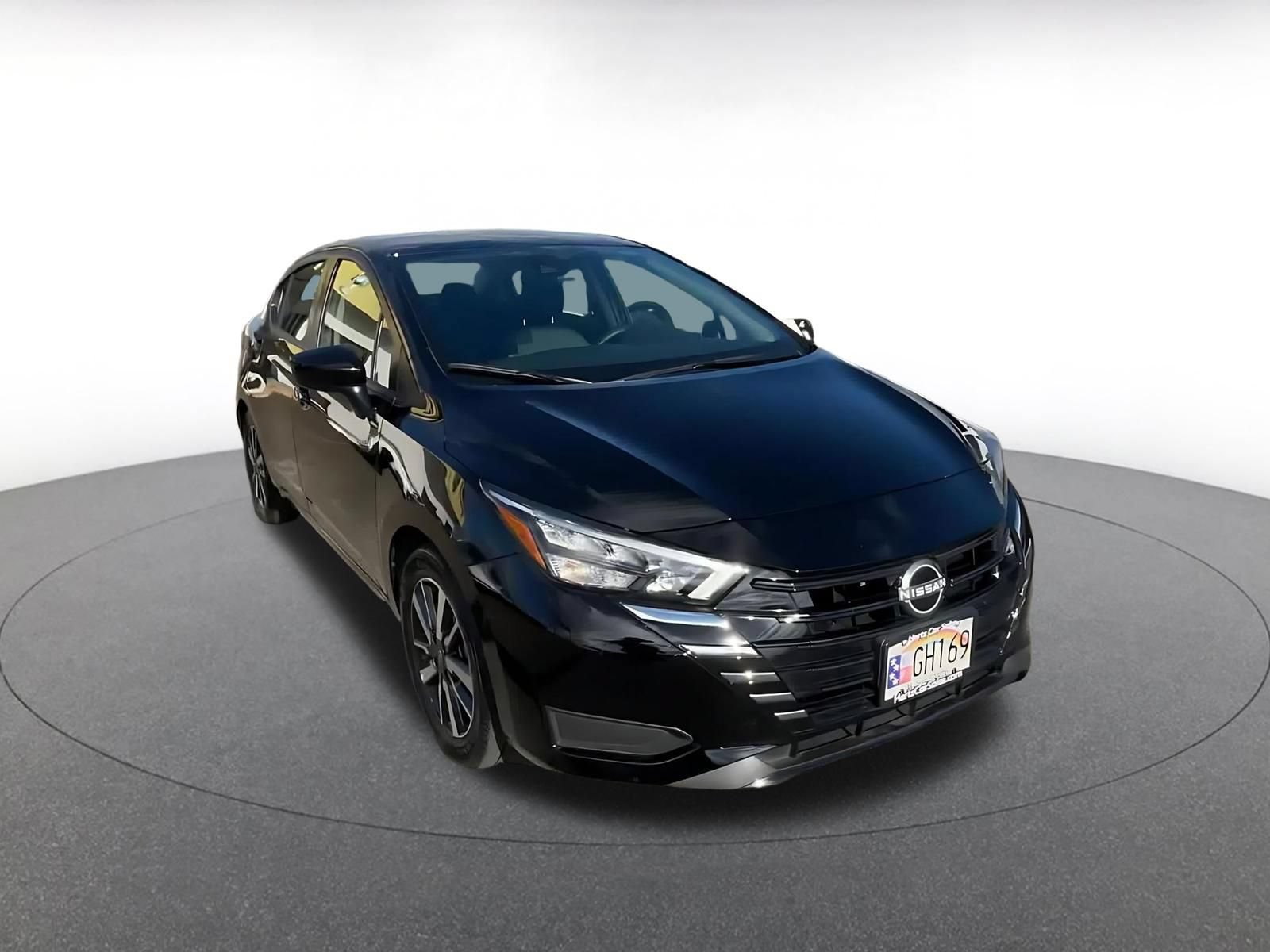 Used 2025 Nissan Versa SV FWD image 3