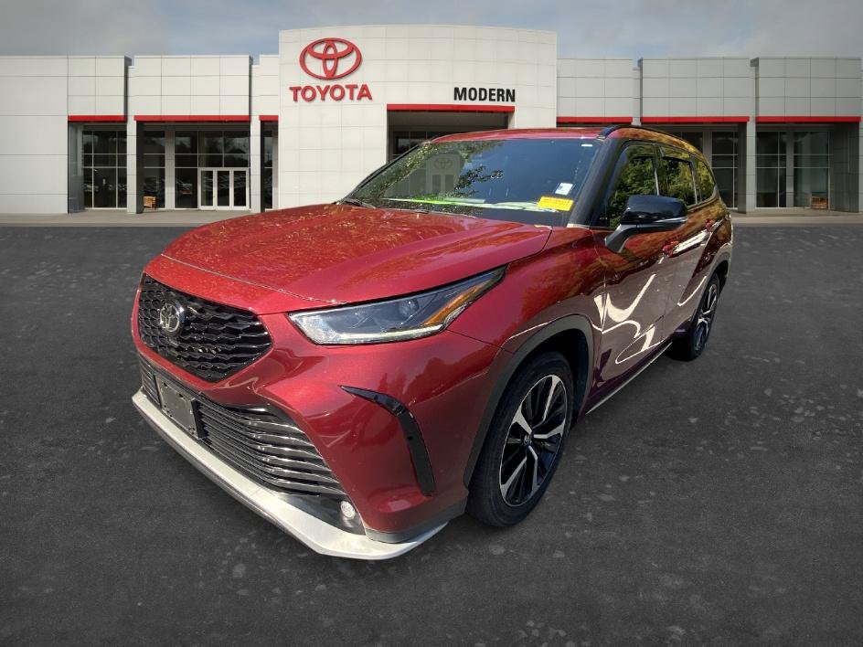 Used 2021 Toyota Highlander XSE FWD image 3