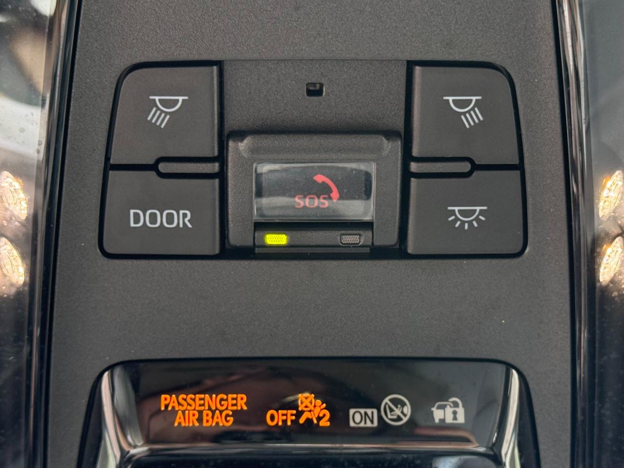 Used 2023 Toyota Venza LE AWD/4WD image 16