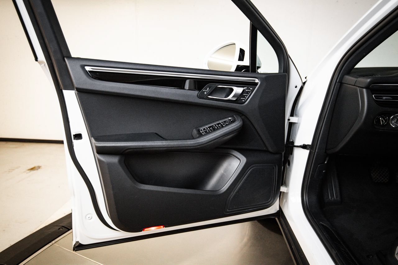 Certified 2023 Porsche Macan AWD/4WD image 23