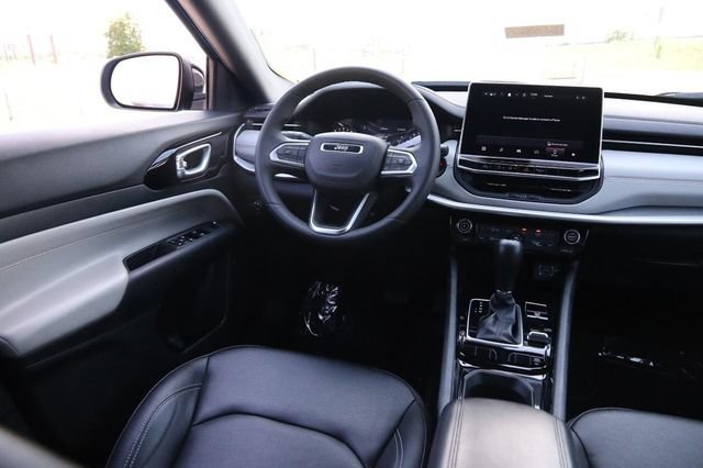 Used 2025 Jeep Compass Limited AWD/4WD image 23