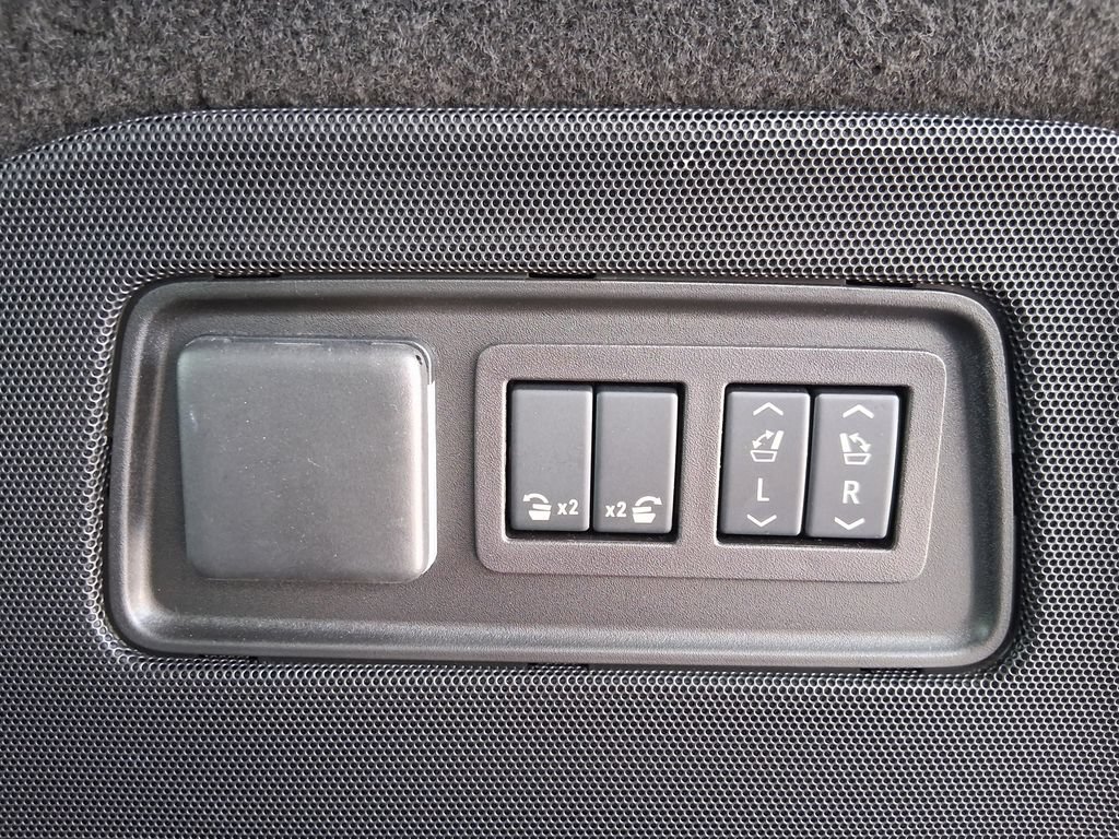 Used 2024 Cadillac Escalade Premium Luxury RWD image 7