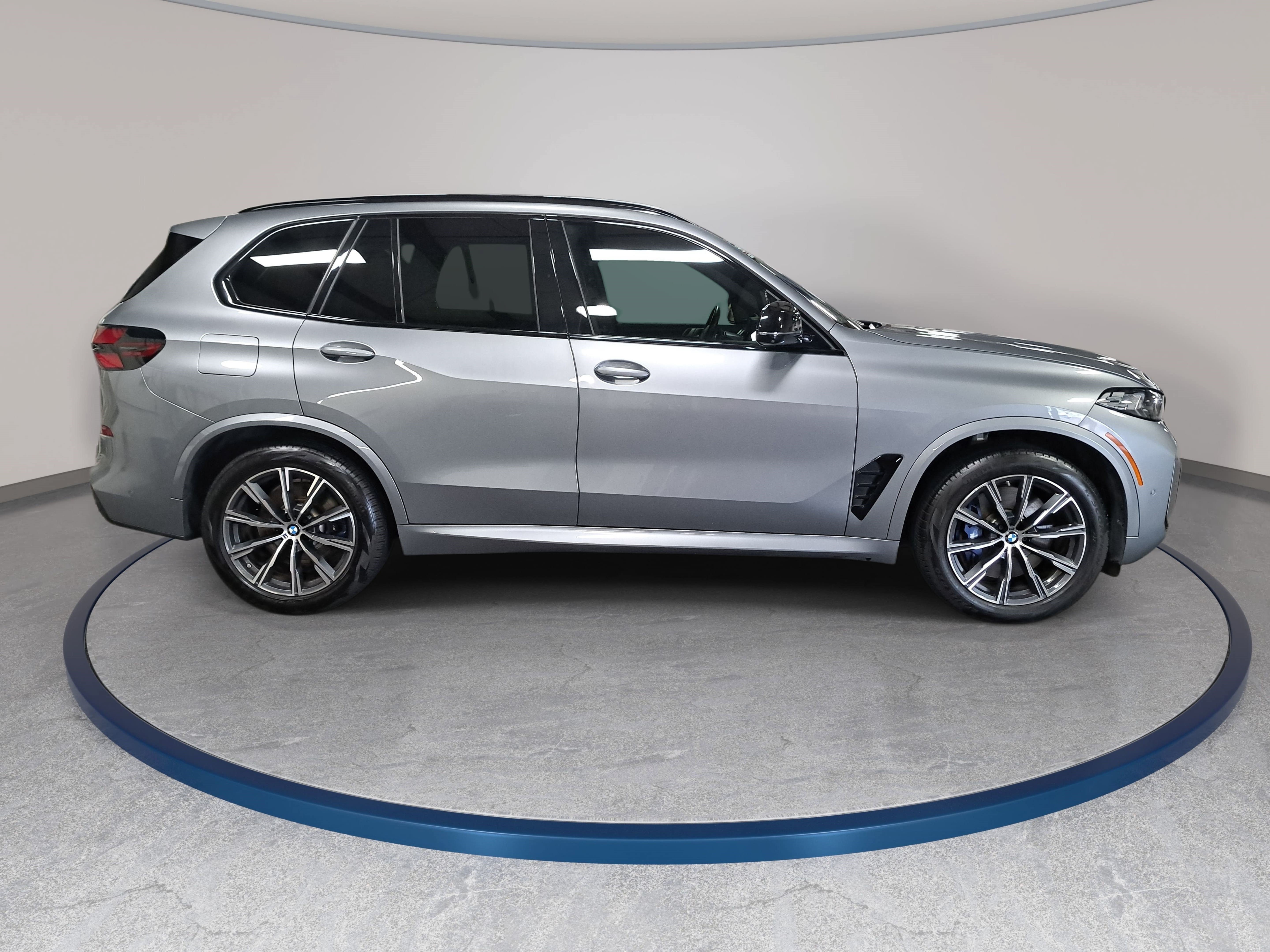 Used 2024 BMW X5 M60i w/ Parking Assistance Package AWD/4WD image 4