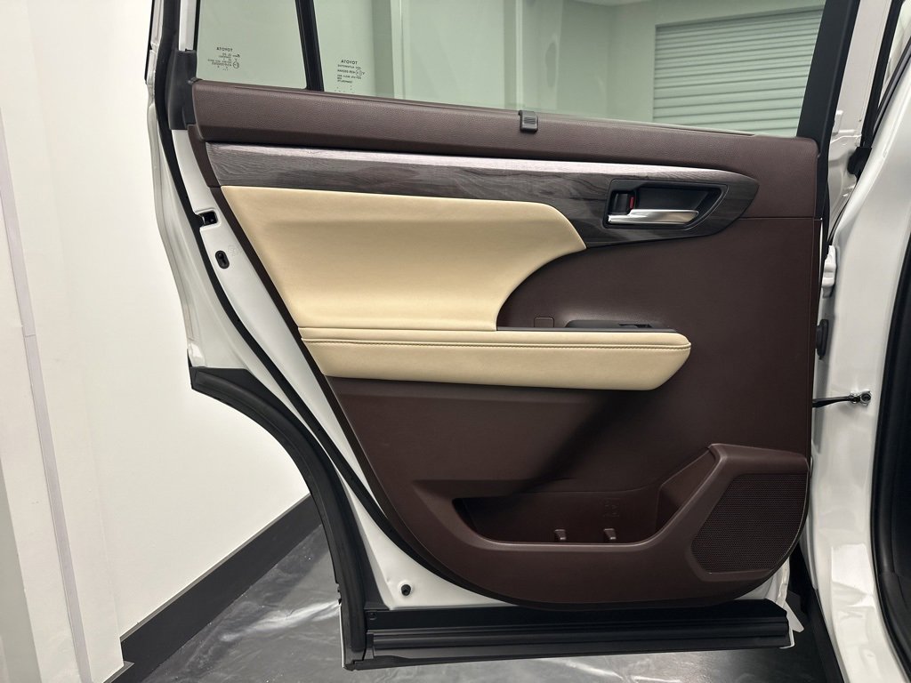 Used 2022 Toyota Highlander Limited image 15
