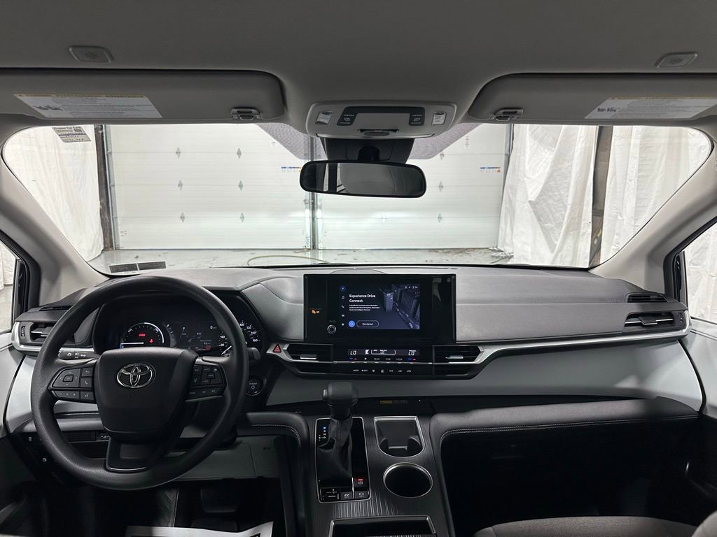 Used 2025 Toyota Sienna LE FWD image 42