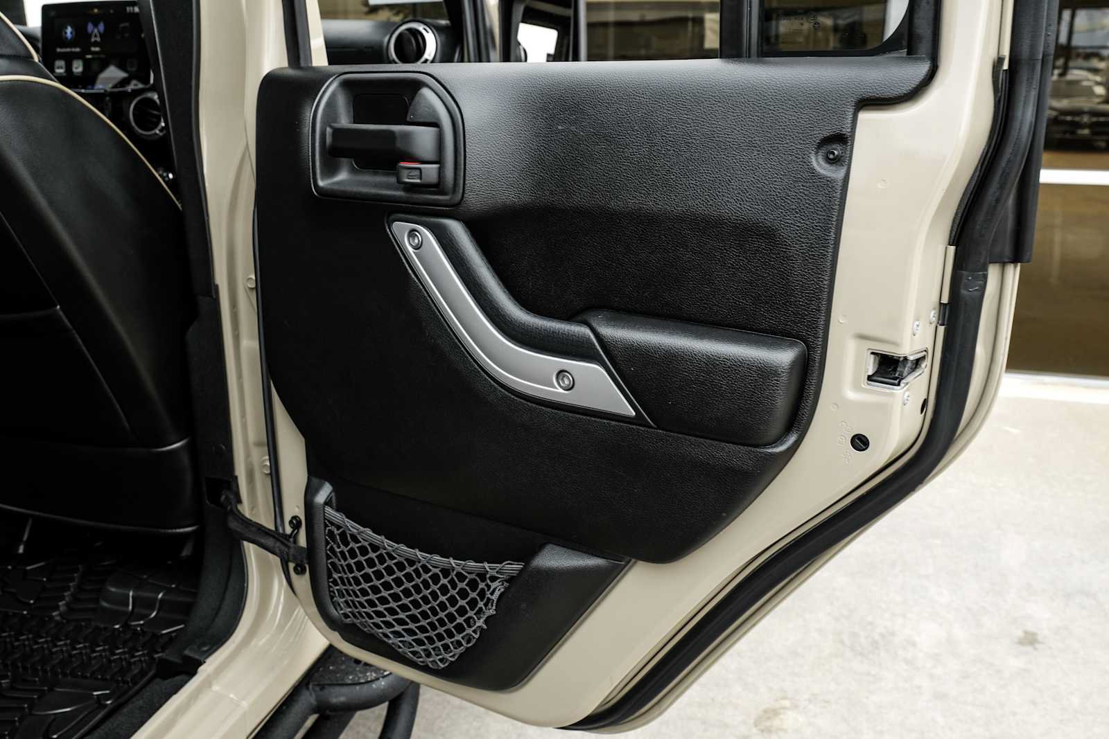 Used 2017 Jeep Wrangler Unlimited Rubicon w/ Connectivity Group AWD/4WD image 36