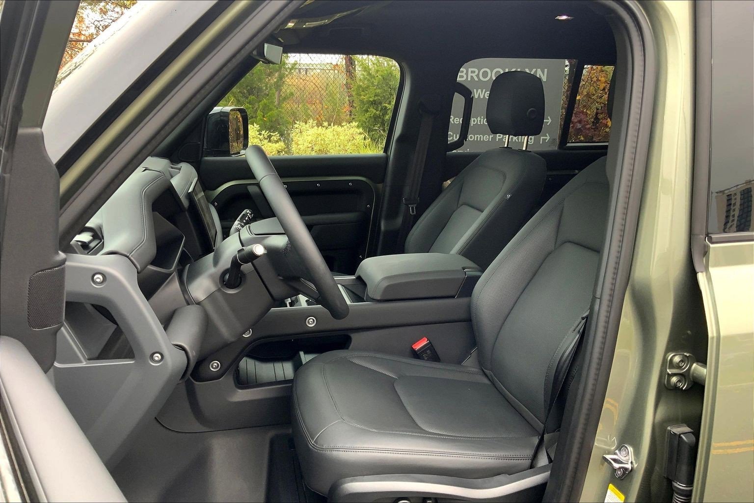 Used 2025 Land Rover Defender 110 X-Dynamic SE image 7