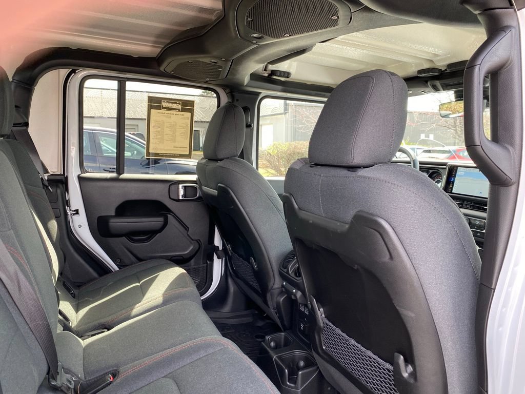 Used 2024 Jeep Gladiator Rubicon w/ Technology Group AWD/4WD image 37