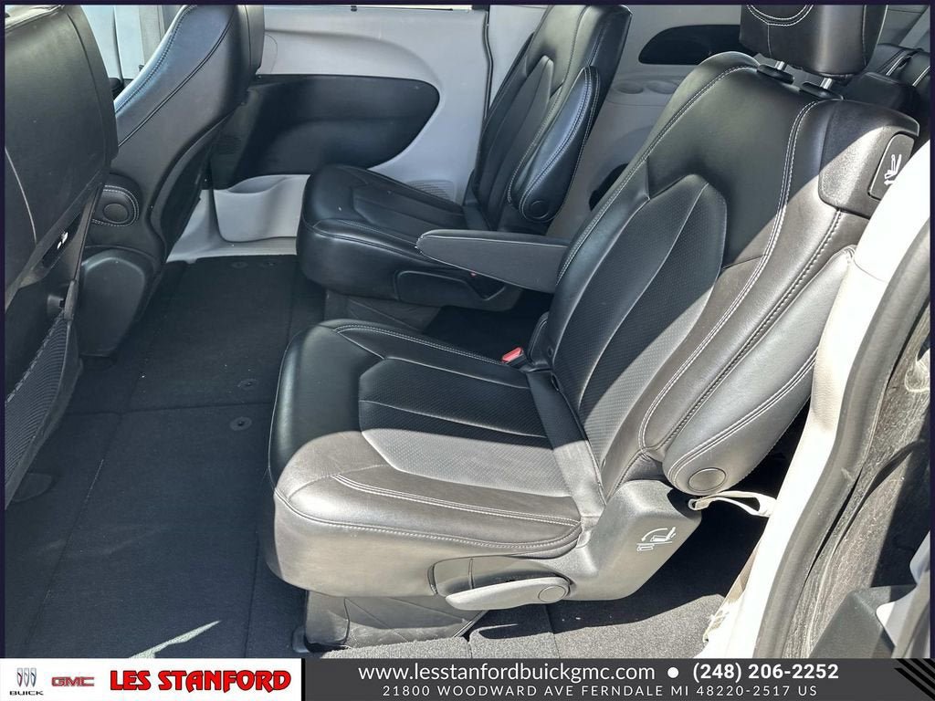 Used 2023 Chrysler Pacifica Touring-L FWD image 13
