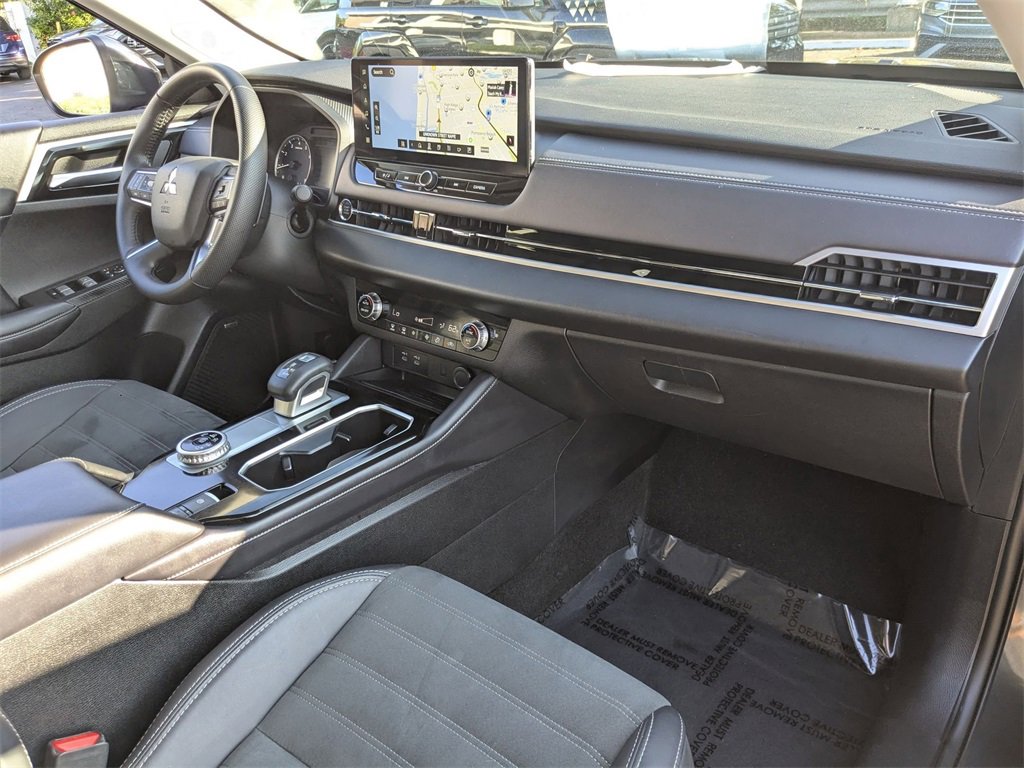 Used 2025 Mitsubishi Outlander SE image 32