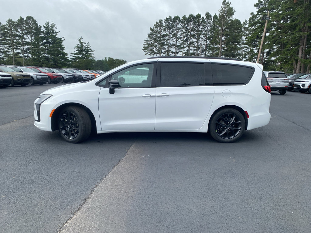 New 2027 Chrysler Pacifica Limited w/ S Appearance Package FWD image 13