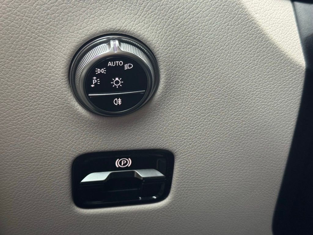 Used 2025 Mercedes-Benz GLC 300 4MATIC image 23