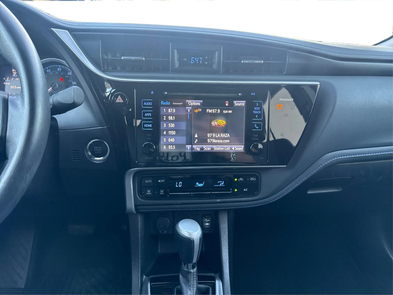 Used 2017 Toyota Corolla SE w/ SE Premium Package FWD image 14