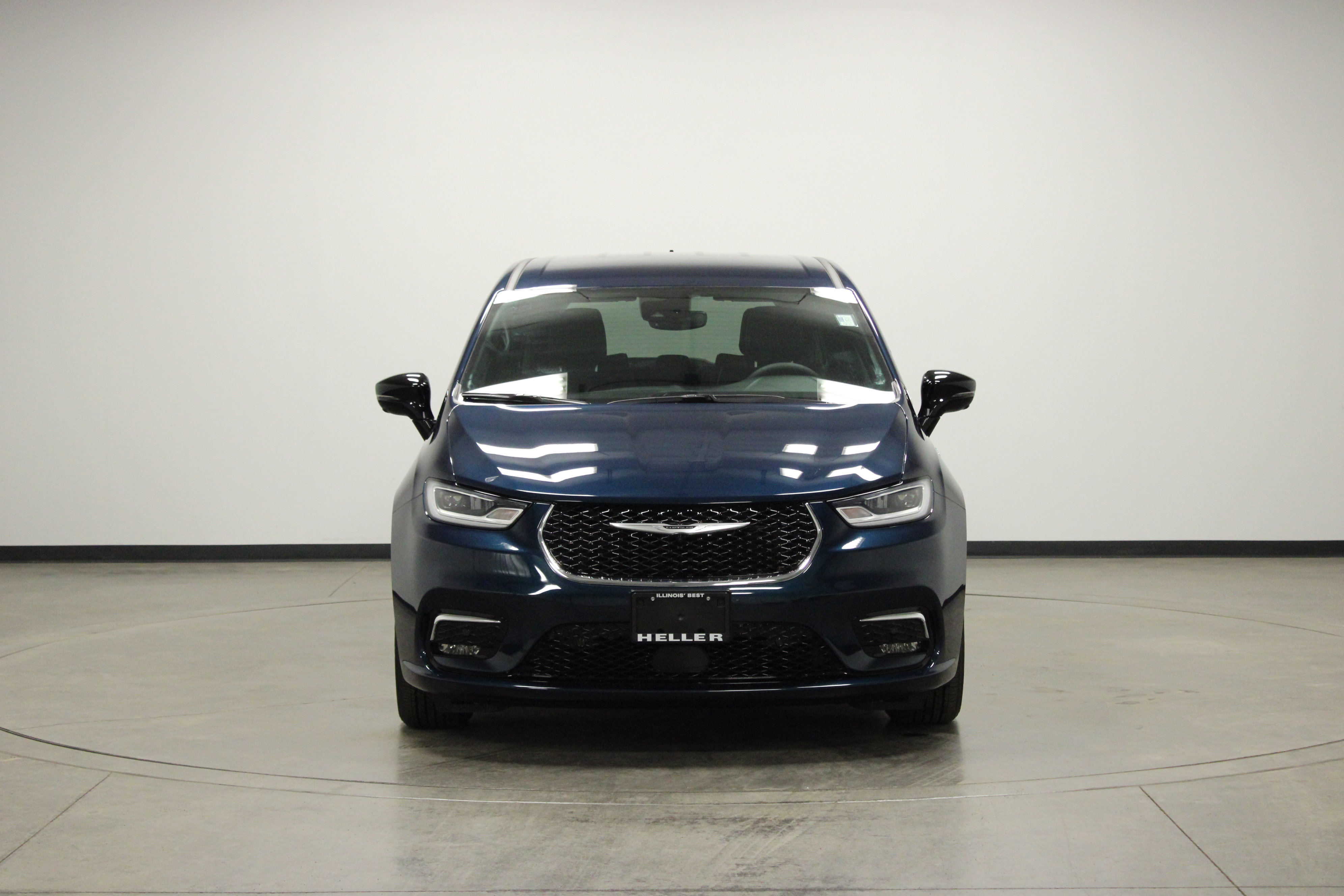 Used 2025 Chrysler Pacifica Select image 3