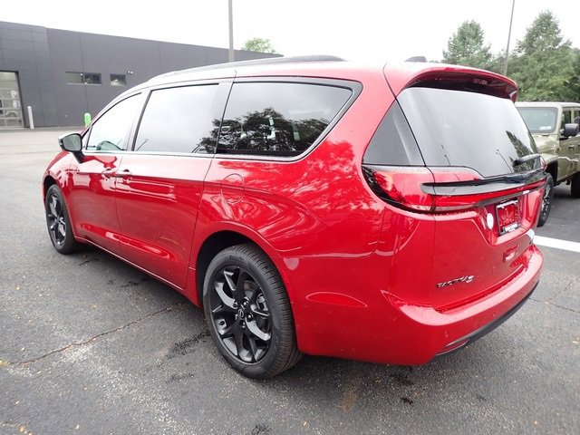 New 2026 Chrysler Pacifica Limited image 2