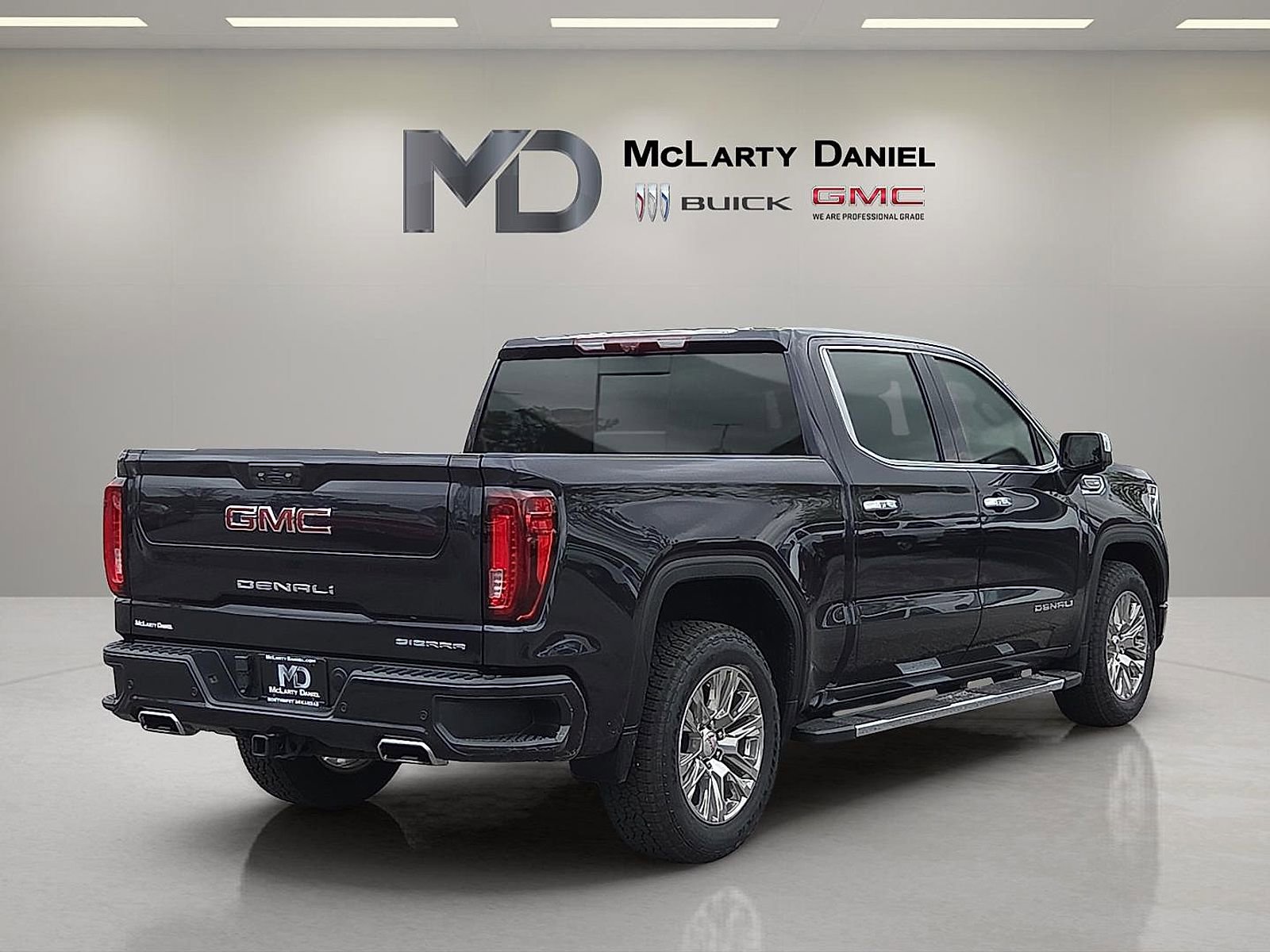 Used 2023 GMC Sierra 1500 Denali w/ Technology Package AWD/4WD image 5