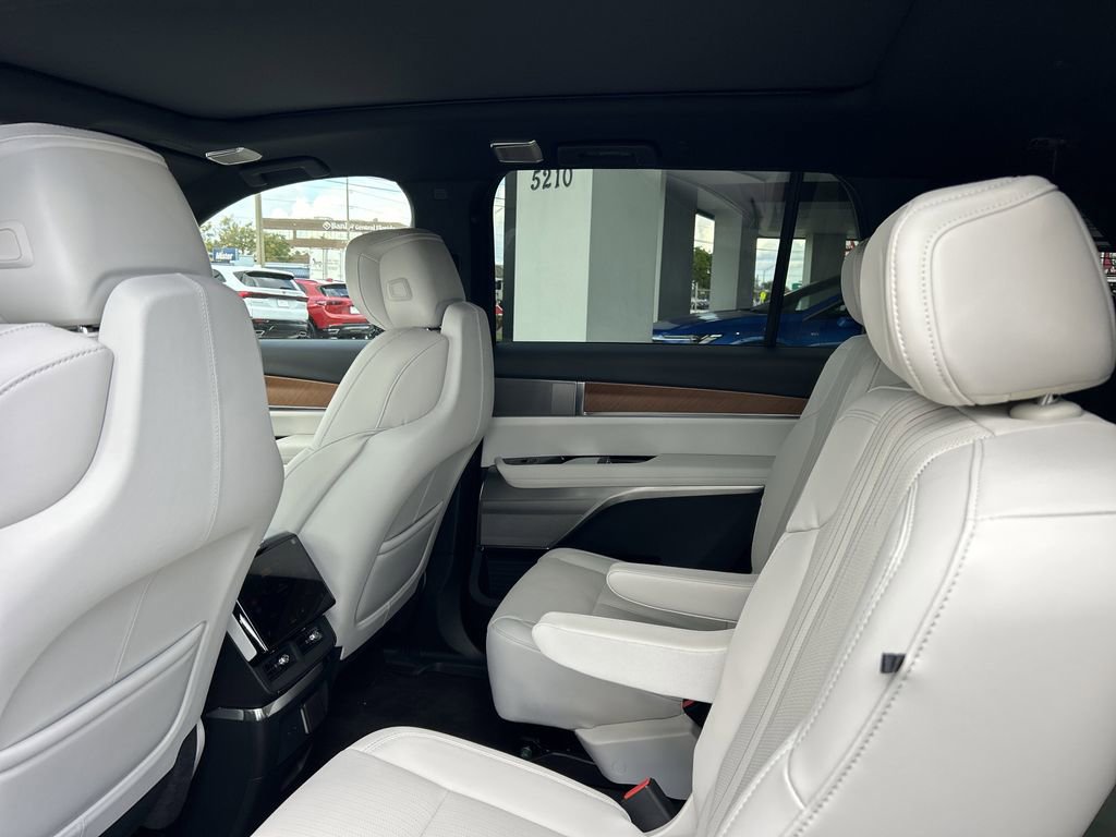 New 2026 Cadillac Vistiq Luxury image 17