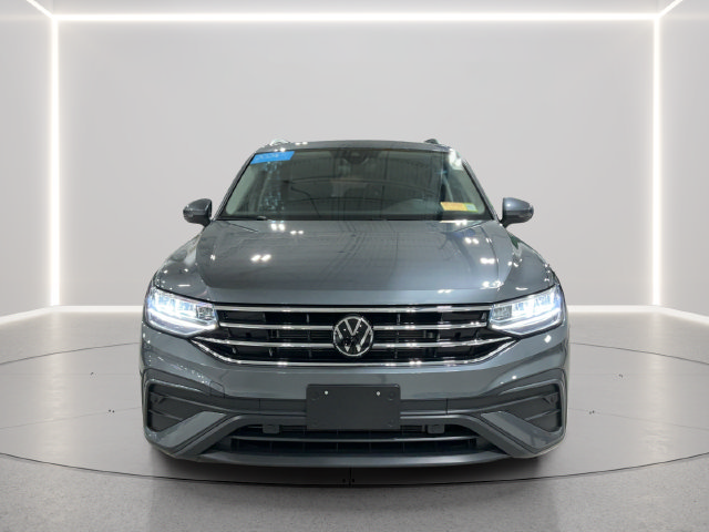 Used 2024 Volkswagen Tiguan SE w/ Panoramic Sunroof Package AWD/4WD image 9