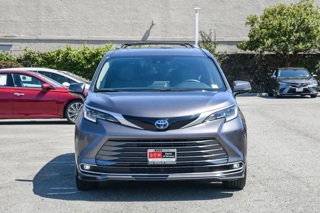 Used 2021 Toyota Sienna Limited FWD image 2