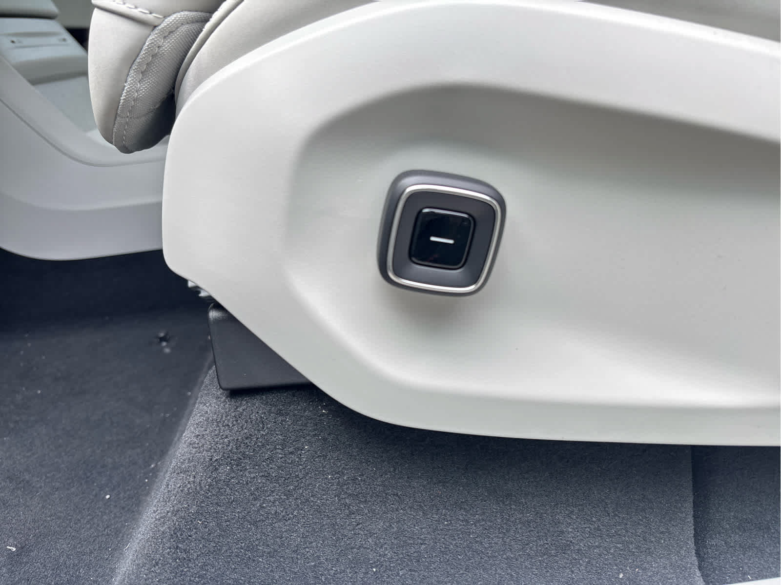 New 2026 Volvo EX90 Plus AWD/4WD image 29