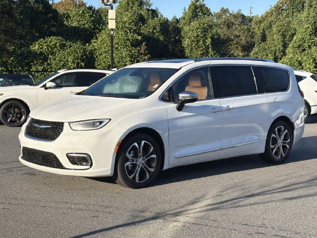 Used 2026 Chrysler Pacifica Pinnacle FWD image 3