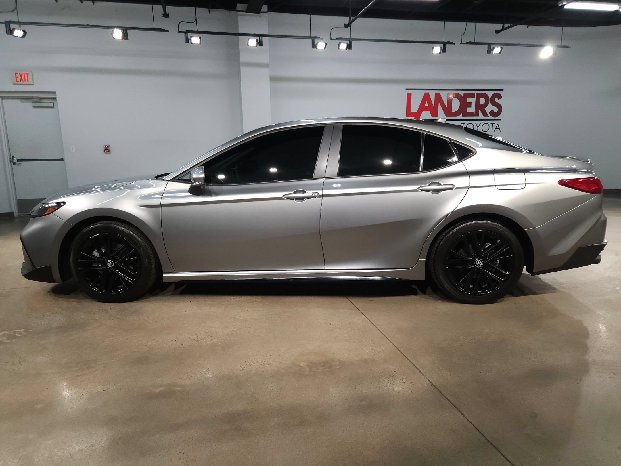 Used 2025 Toyota Camry SE FWD image 4