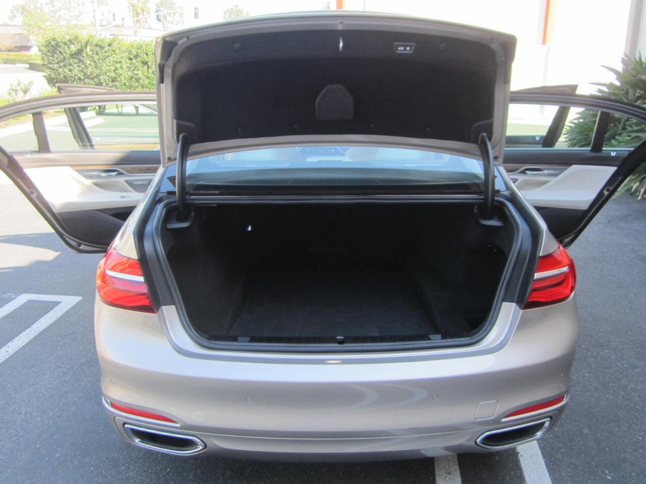 Used 2016 BMW 750i image 9