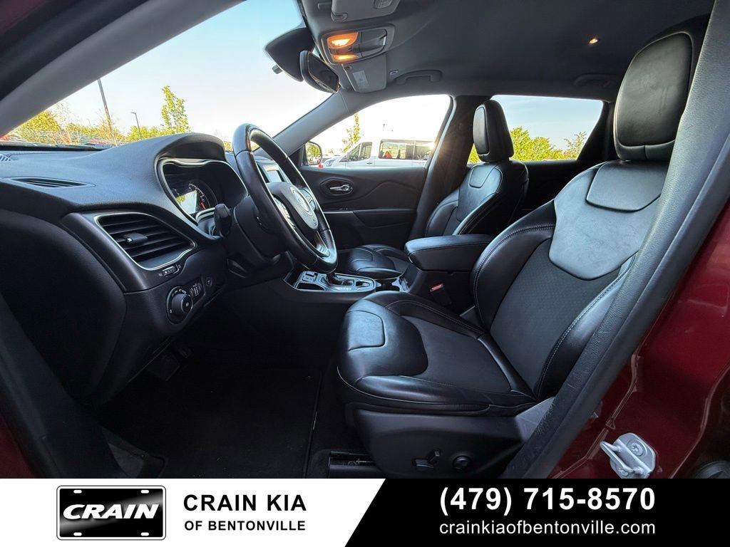 Used 2019 Jeep Cherokee Latitude Plus w/ Comfort/Convenience Group FWD image 29