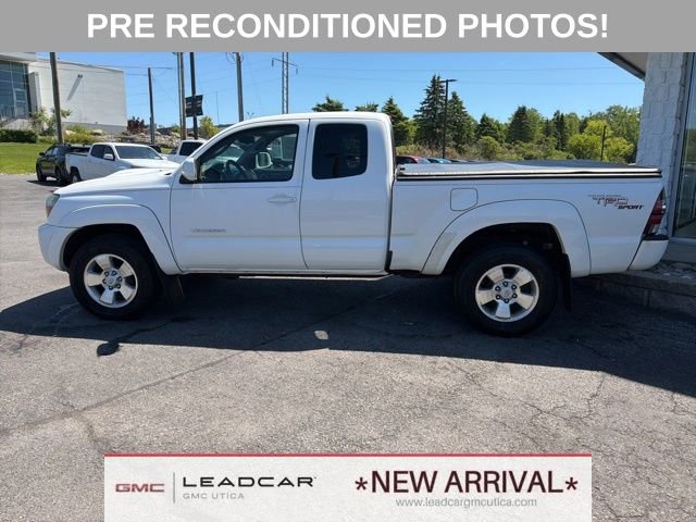 Used 2011 Toyota Tacoma 4x4 Access Cab V6 w/ TRD Sport Pkg image 2